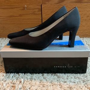 NWT! Black Caressa Heels